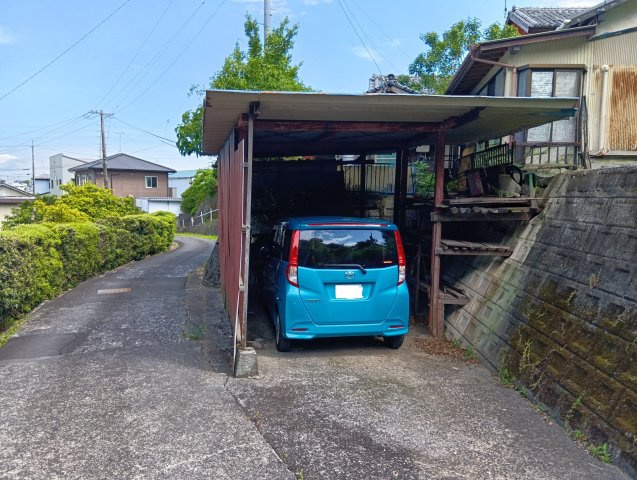 屋根付きの駐車場があります！