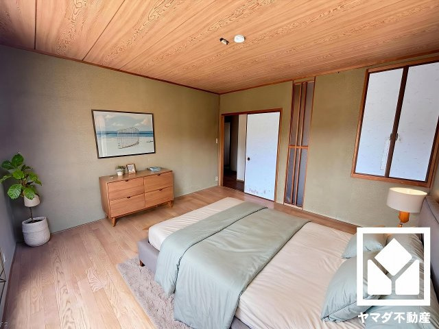約8帖の2階洋室です。バルコニーにつながるお部屋で、通風・陽当たり良好。（※本画像は空室時の写真に、家具・小物等をCG合成したイメージです。実際の仕様とは異なる場合がございます。）