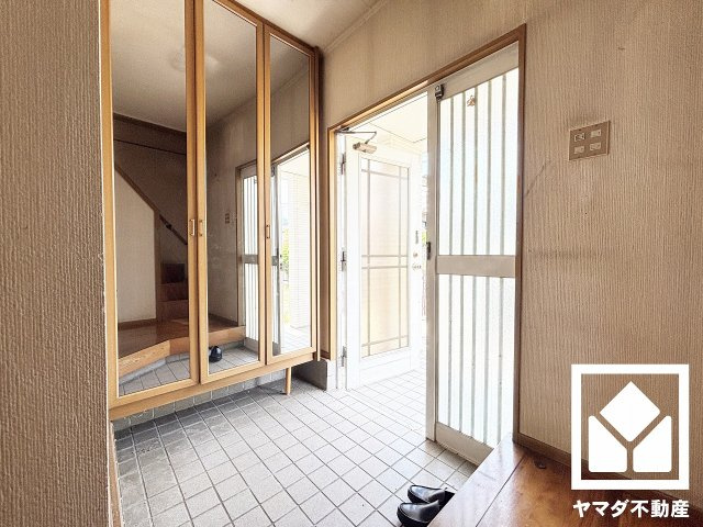 玄関は余裕をもたせた広さになっているので、家族が揃って靴を選んだりお出かけの準備を整えたりすることができます。お出かけの前のチェックにも便利な鏡付きです。
