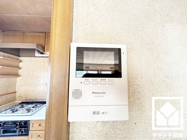 突然の来訪時にも防犯面で心強いモニター付きインターホンを設置。お留守番中のお子様も、室内からスムーズに相手の確認ができます。
