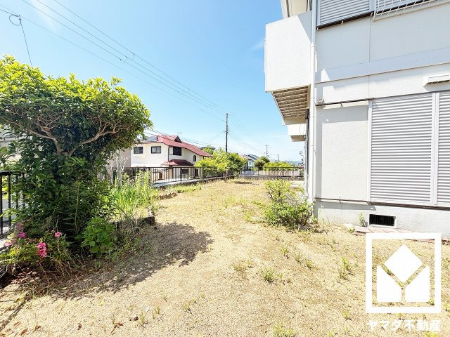 ゆったりとしたお庭は、家庭菜園やガーデニングを楽しむのにちょうど良いサイズ。
