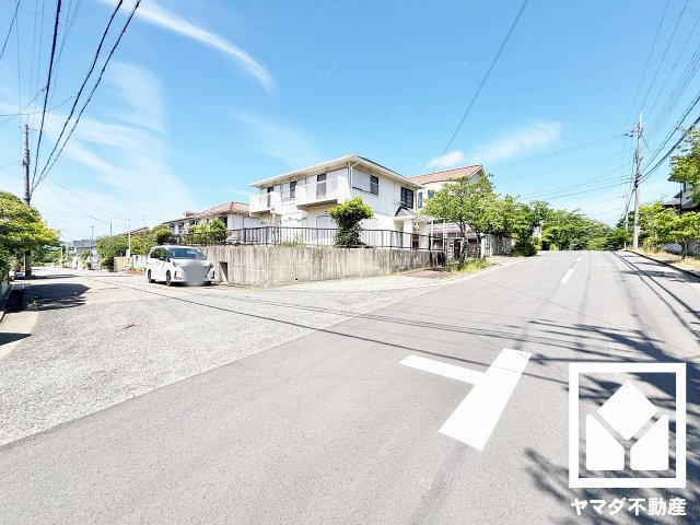 前面道路幅員約6.5mとゆったりとした広さがあるのでファミリーカー等の車の出入りも楽にできます。