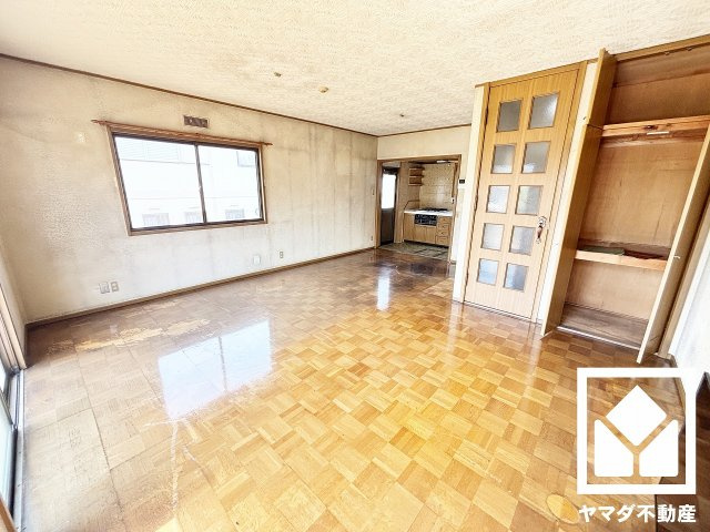 2面採光の窓から自然光を取り込む、開放感あふれる暮らし。隅々まで光が降り注ぎ、明るく心地の良い空間。