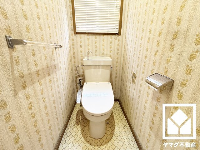 明るく清潔感溢れるトイレです。トイレが1階と2階にあるので、朝の忙しい時間帯も混雑を避けられます。清潔感と利便性を兼ね備えた温水洗浄便座付き。