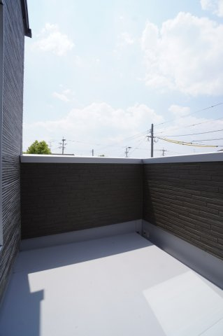 日当たりのいいバルコニー。洗濯物もよく乾きそう♪※類似物件の参考画像です。
