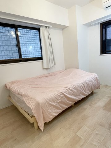 2面開口の寝室となっております。風通し良くお過ごし頂けます。