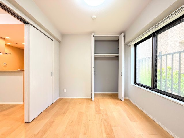 ◆気持ちの良い風が室内へ入り込む居室。家具を配置しても広々ご利用いただけます！！