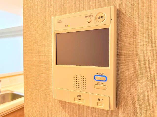 ◆玄関に行かなくても来訪者が確認でき、ハンズフリーで会話をすることが出来ます。モニターを確認する事によって防犯効果も高まります。