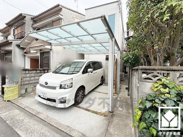 南側へ車で2分ほど下ると国道2号線が通っています。名神高速道路の尼崎インターチェンジも下道10分圏内で神戸方面や大阪方面へ出やすく、車での移動にも便利な住環境です。