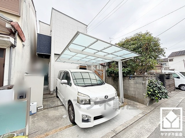 キッチンには窓がございますので、昼間は手元が明るく、お料理がはかどります。