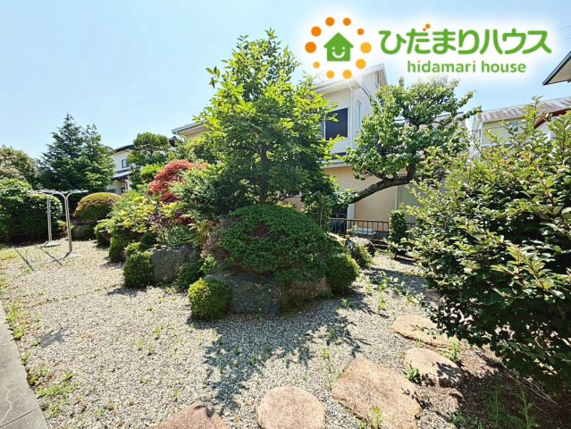 陽光たっぷり降りそそぐ南庭を備えた理想のお住まいです。お子様の遊び場や趣味のガーデニングなど、ライフスタイルに合わせていろいろとお楽しみ頂けそうです。