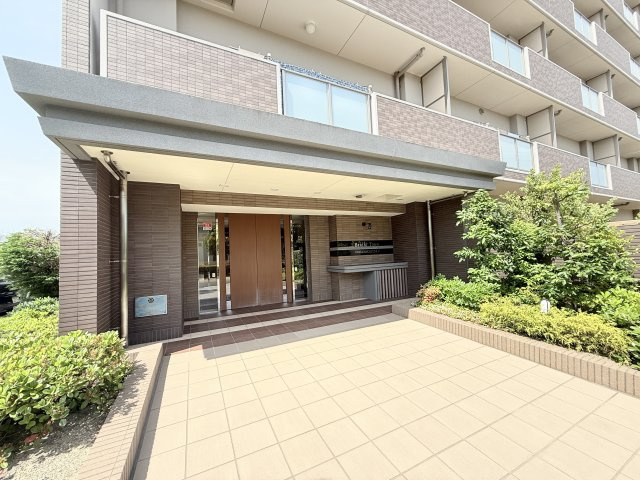 物件入口には緑があり心が和む外観となっております。