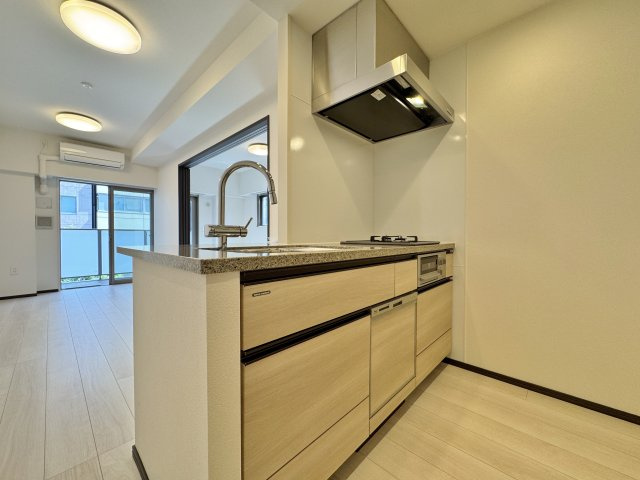 リビングを見渡せる開放的な対面式キッチン。毎日のお料理も快適に