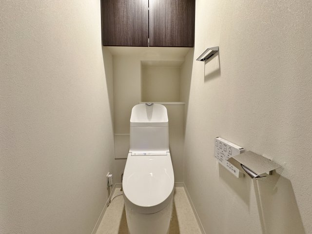 【トイレ新規交換】クロスや床も張替済みの清潔な空間。便利な温水洗浄便座付きです