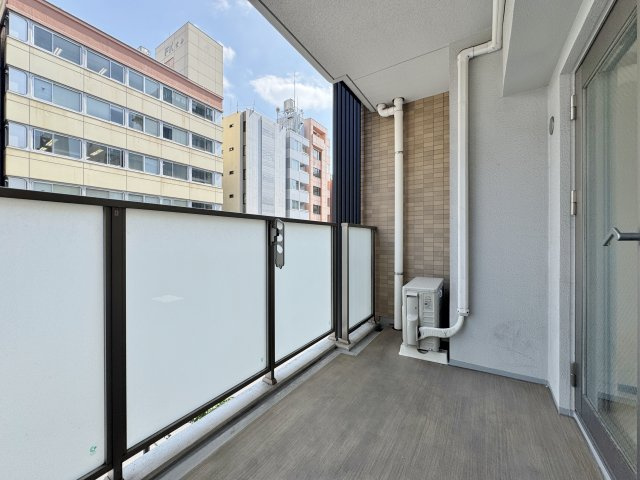 すりガラス調のバルコニーパネルを採用。外からの視線を気にせずお洗濯物が干せます