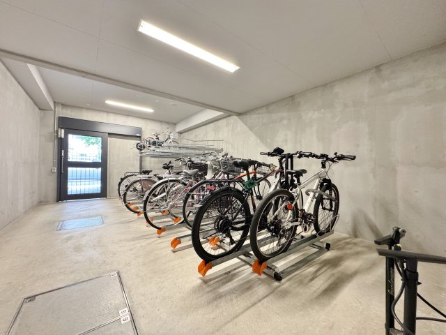 雨風から自転車を守る屋内駐輪場。防犯面でも安心できる嬉しい共用スペースです