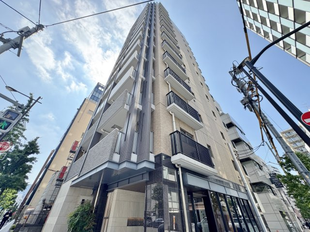 千代田区岩本町に佇む堂々たる外観。角地の開放感と都会的なフォルムが目を惹きます。