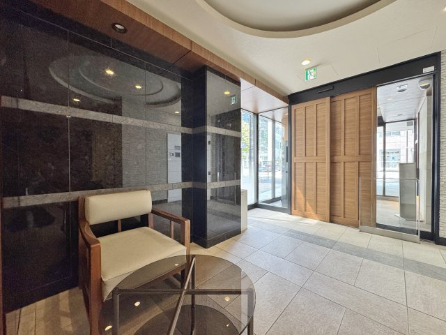 重厚な石張りの壁面が美しい高級感漂うエントランス。ホテルライクな空間でお出迎え。
