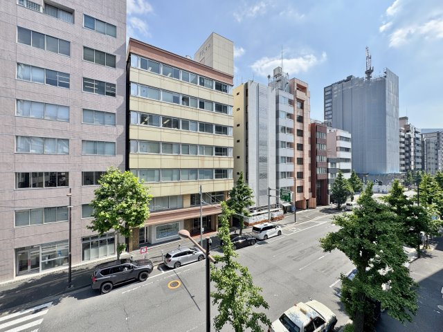 美しい街路樹を望む4階からの景色。都市の利便性と自然の安らぎを両立した住環境