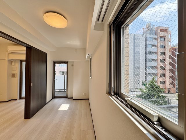 【4階角部屋】多面採光で陽光が降り注ぐ明るい室内。窓からは街路樹の緑も望めます