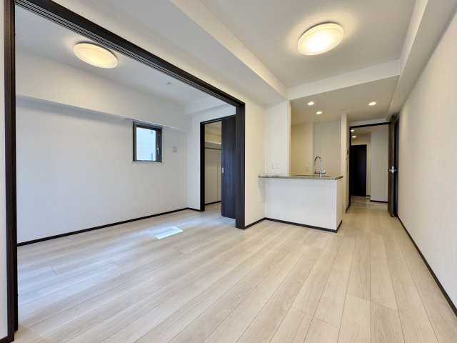キッチンからお部屋全体が見渡せる設計。綺麗に生まれ変わった明るいリビング空間
