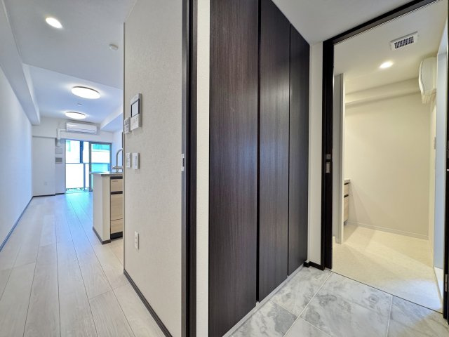 大理石調の床とダークウッドの扉が高級感を演出。帰るのが楽しみになる綺麗な玄関