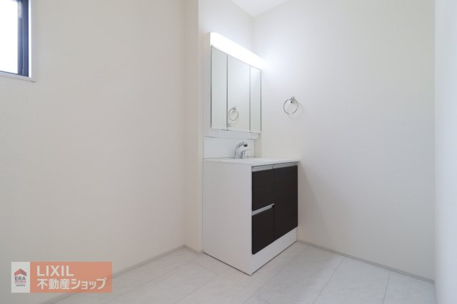 大きく使い勝手の良い三面鏡です。三面鏡の裏側は小物の収納に便利なキャビネット仕様です。