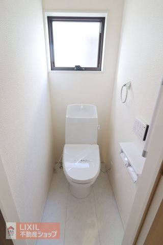 細かな温度調節ができ、清潔・快適に使用できる温水洗浄機能付トイレを採用しています。