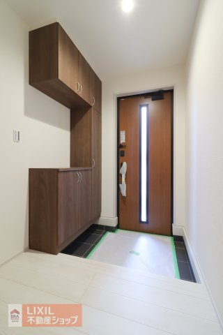 白を基調としたスタイリッシュな玄関。シューズクロークを完備するなど実用性も高いです。