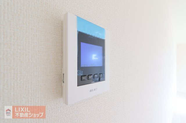 ハンズフリーのモニター付きインターホンです。玄関まで行かずに訪問者の姿を確認できるだけでなく、防犯にもつながるとても便利なアイテムですね。