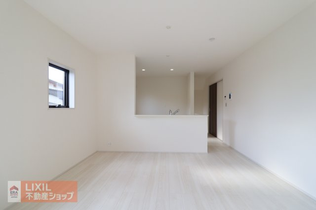 大きな窓から射し込むあたたかな陽光とナチュラルな木目の床やクロスがやわらかな雰囲気のダイニングルームです。“暮らし”を想像してみてください。
