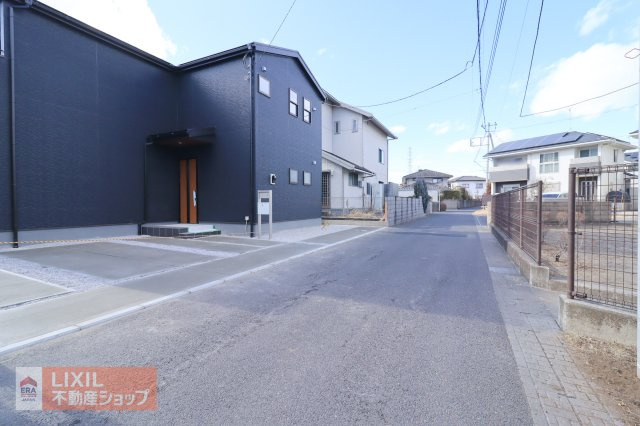 前面道路の現地完成写真です。ゆとりのある道幅や楽々駐車など、現地でご確認ください。