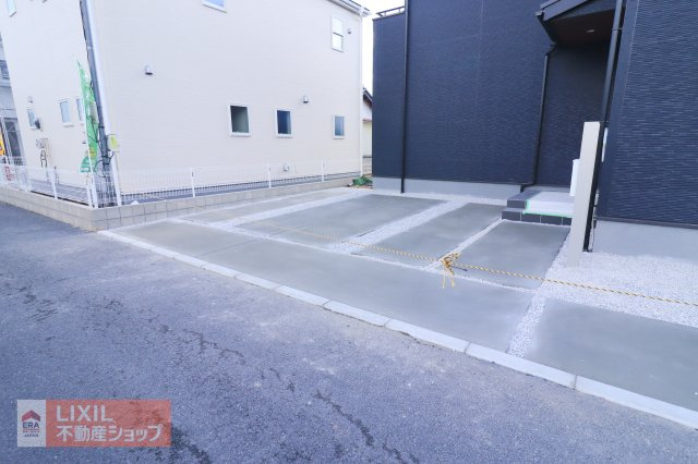 ゆったりとした駐車スペースです。実際のお車の車種とあわせて現地でご確認ください。