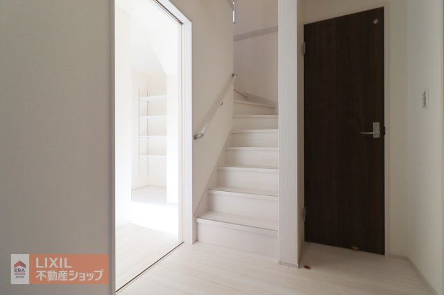 階段手すりは転倒や転落を防ぎ階段の昇り降りを安全かつスムーズにサポートする効果があります。