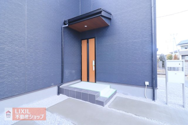 無駄な飾りがなく玄関ドアと窓のみでまとめられて印象的なデザインが目を引きます。