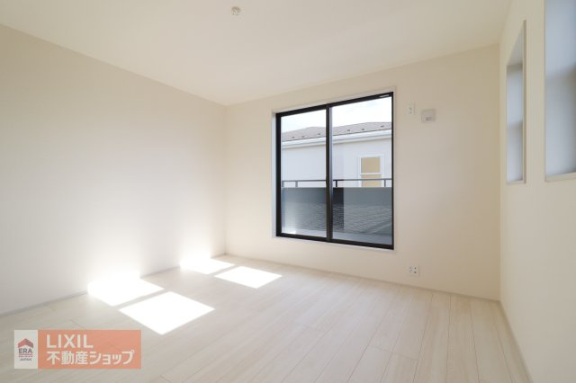 主寝室には収納スペースも完備しているので、ご夫婦の衣類などがすっきりと片付きます。ぐっすりと眠り、身体を休める心地良い寝室にぴったりです！