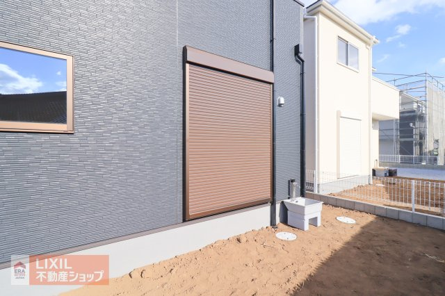 【防犯設備】現地完成写真。1階リビングには雨風の強い日にも役立つ防犯シャッターがついています。