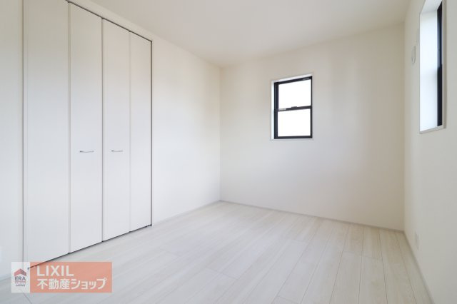 南に面した洋室は陽光ふりそそぐ明るい室内、2面採光で明るい印象の空間で開放感があります。