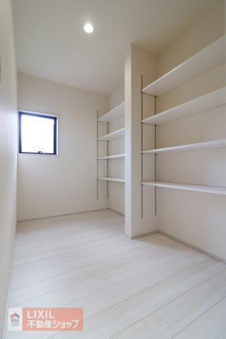 ハンガーパイプにかけられた衣類を一目で確認することができるので、探しているものが見つけやすく、必要なものもすぐに取り出すことができます。