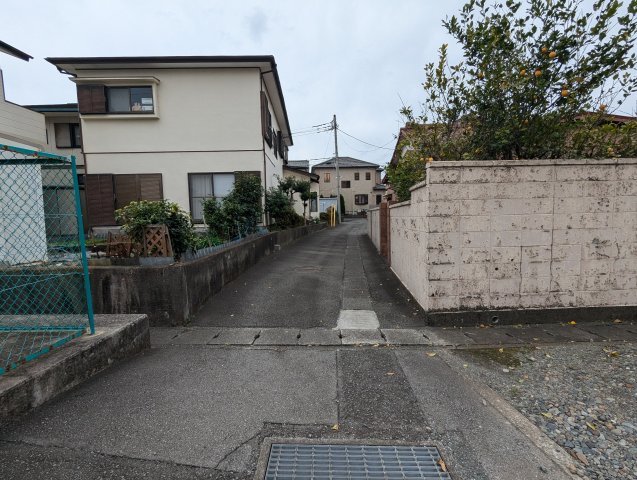 国道1号線まで車で5分です。　多方面へのアクセス良好です。　　近くにスーパー・ドラッグストア・コンビニがあります。生活利便性の高い土地になっています。