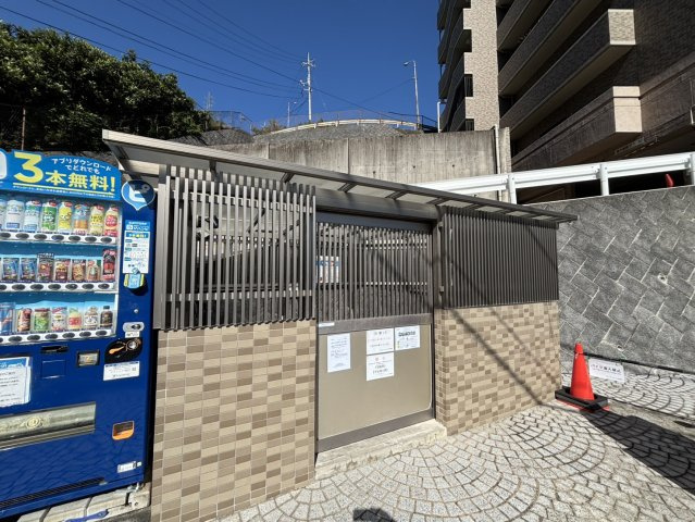 マンション敷地内に設けられた専用ゴミステーション。屋根付きで天候を気にせず利用でき、可燃・不燃・資源ごみなどの分別区分も明確に表示されています。管理体制が行き届いており、常に清潔で整理された状態です。