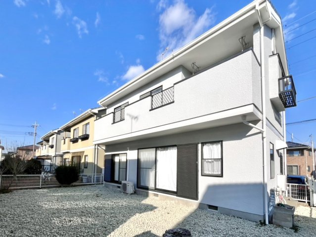 ■外観｜白ベースの外観は清潔感あふれる明るい印象的で、周囲の景観にも自然と調和しながらやわらかく上品な雰囲気を演出させてくれます♪