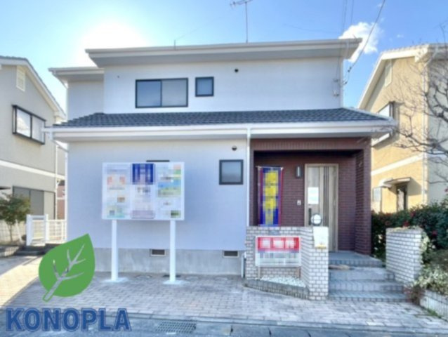 ■外観｜青空に映える白を基調としたシンプルなデザイン。ホワイトベースの外壁にブラックのサッシでアクセントをきかせたオシャレな外観♪