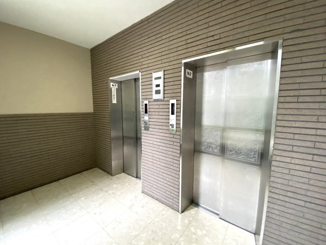 日々の昇り降りを快適にサポートするエレベーターを完備しております。重い荷物を持っている日やベビーカーでの移動時にもスムーズに各階へ移動でき、快適な生活空間を提供してくれます。