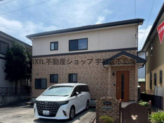 北側からの外観。駐車場並列3台可能。東側は目隠しフェンス設置済。