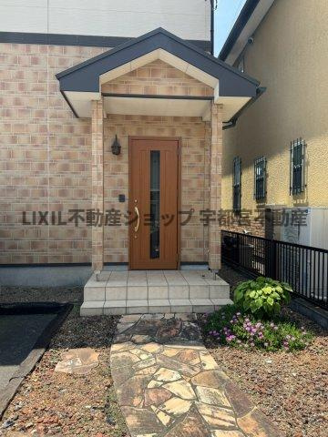ゆったりとした玄関。奥行きのあるポーチで雨の日も安心です。玄関ドアリフォーム済。