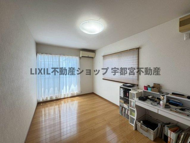 お子様の成長を見守るお部屋♪収納もついております。