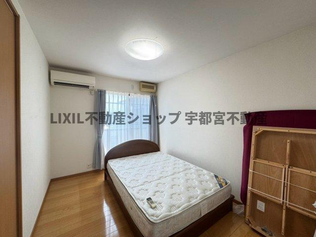 明るい採光の入る主寝室は大きいベットが余裕をもって入る広さ。