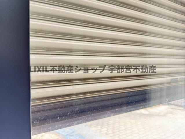 防犯面だけでなく、断熱や防音効果も期待できる電動シャッター付！