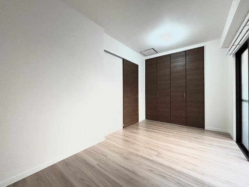 ◆室内はいつも明るい印象なので気持ちの良い朝を迎えられます。各部屋にはクローゼットを完備しており、収納が多いお家はすっきりして快適空間です。　